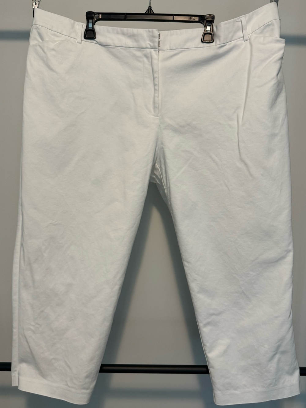 Liz Claiborne “Emma” White Cropped Pants